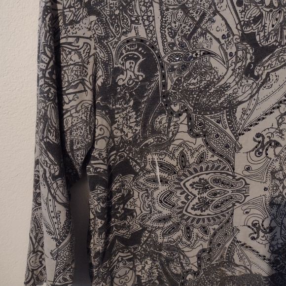 Beaded Paisley Petite cotton tee grays and black - Picture 10 of 11